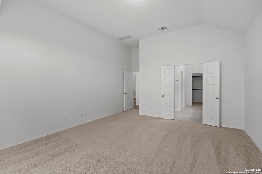 Spacious, unfurnished interior of a new home in Sunflower Ridge, New Braunfels (Image 27).