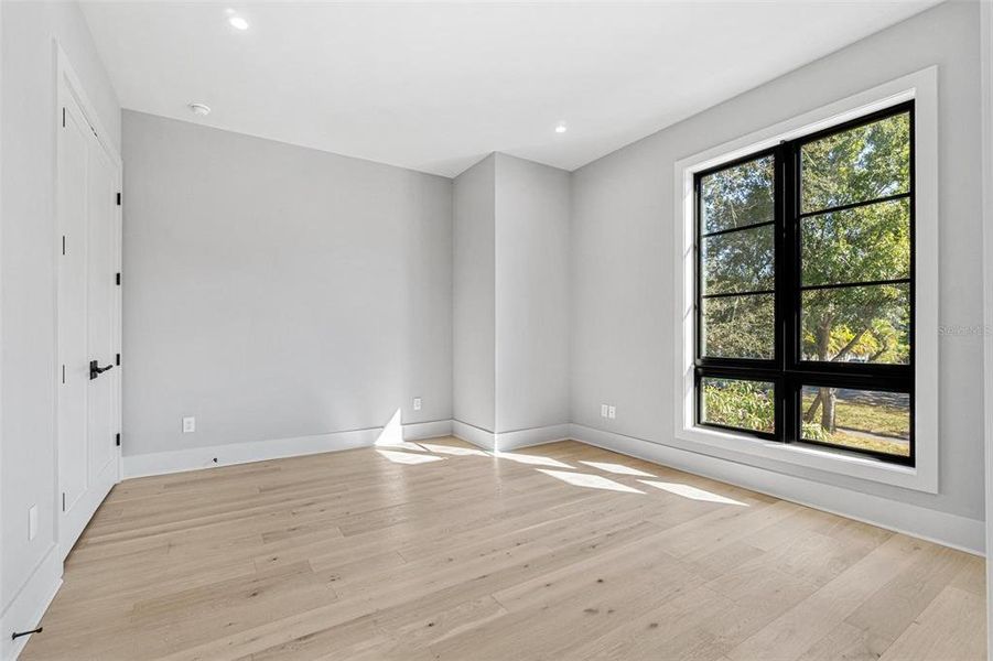 Spacious, unfurnished interior of a new home in , Tampa (Image 19).