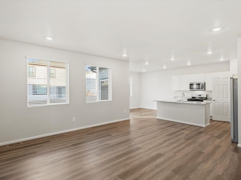 Spacious, unfurnished interior of a new home in Lake Bluff, Greeley (Image 7).