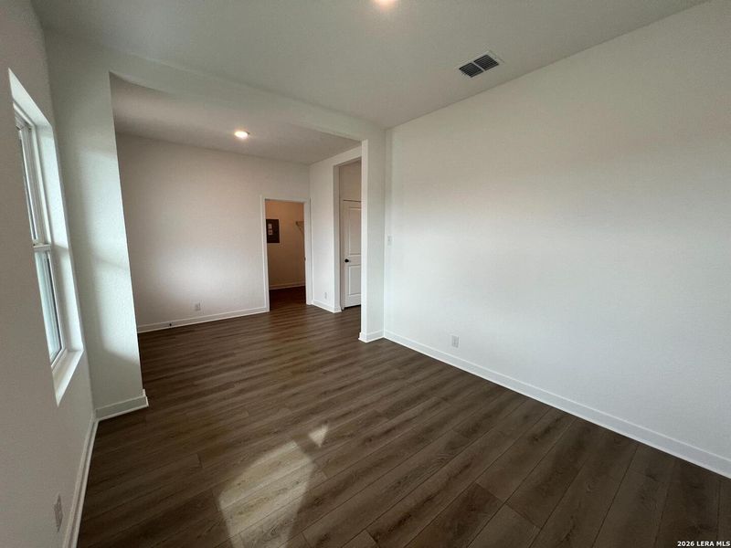 Spacious, unfurnished interior of a new home in Nopal Valley, San Antonio (Image 29).