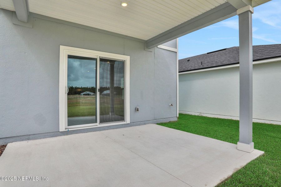 Exterior details and patio area of a home in Bellbrooke, Jacksonville (Image 4).