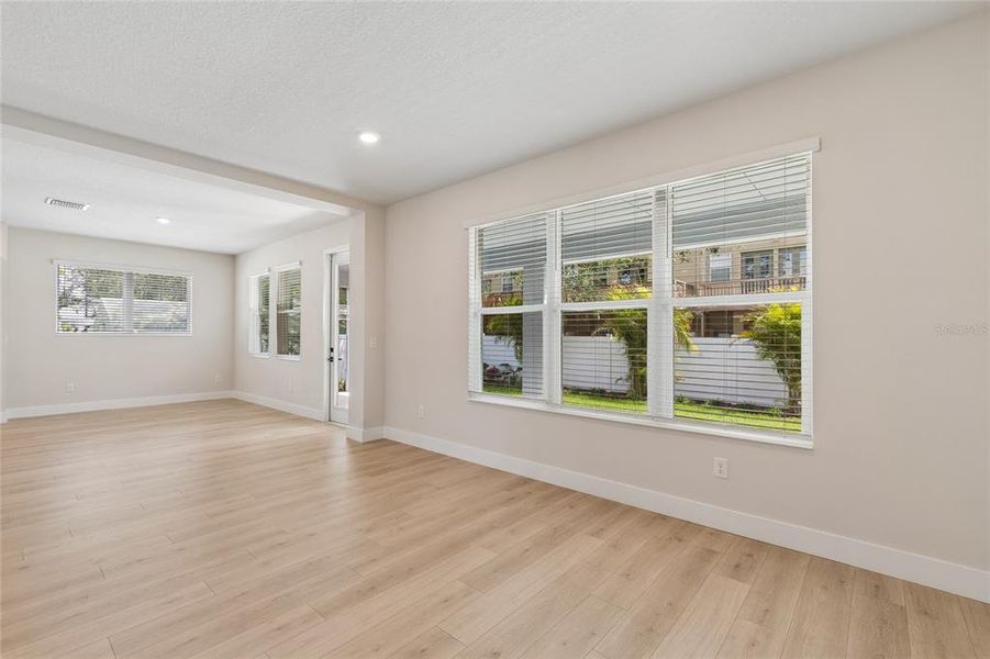Spacious, unfurnished interior of a new home in , Tampa (Image 27).