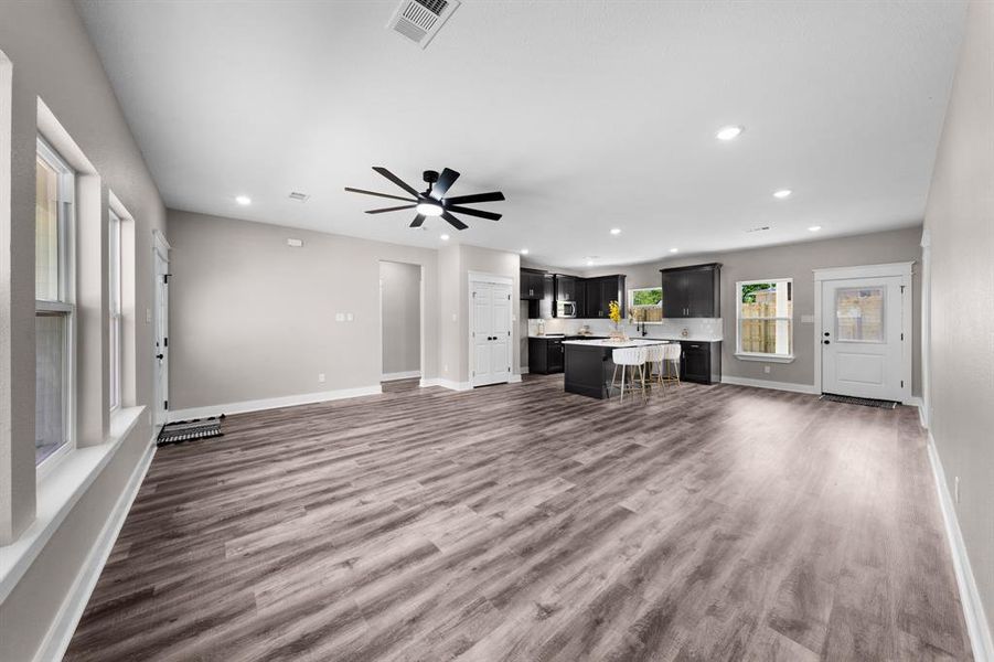 Spacious, unfurnished interior of a new home in , Sulphur Springs (Image 29).