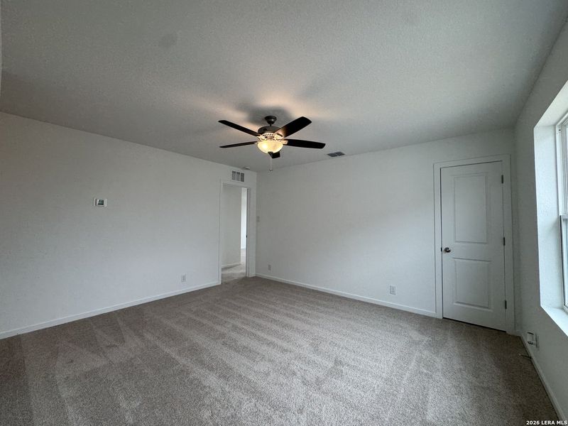 Spacious, unfurnished interior of a new home in Hennersby Hollow, San Antonio (Image 14).