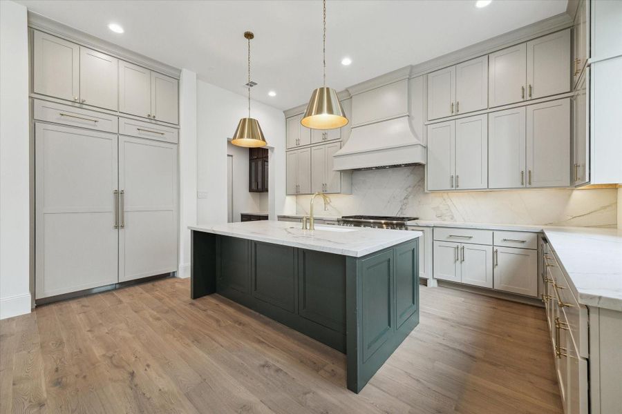 Welcome to 25 Wentworth Gate Path! This gated community is located in the heart of Houston, in close proximity to Memorial Park, River Oaks District, Uptown Park, and so much more.