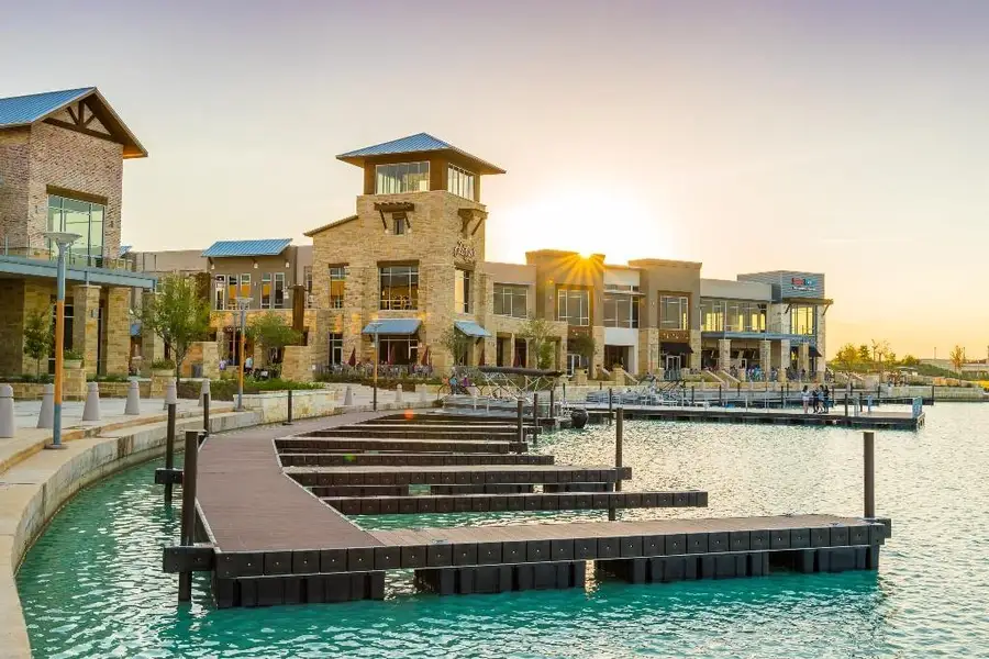 Community amenities in Towne Lake, Cypress (Image 4).