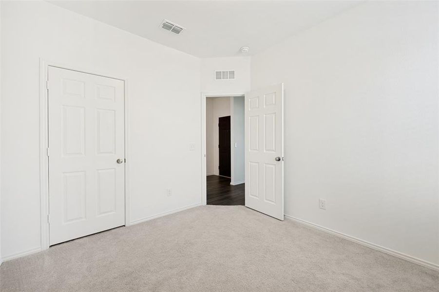 Spacious, unfurnished interior of a new home in Ridgeview Farms, Fort Worth (Image 14).