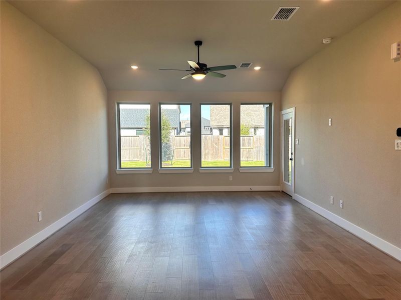 Spacious, unfurnished interior of a new home in Meridiana 40', 65', Iowa Colony (Image 8).