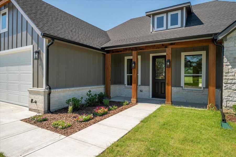 Exterior details and patio area of a home in , Leonard (Image 4).