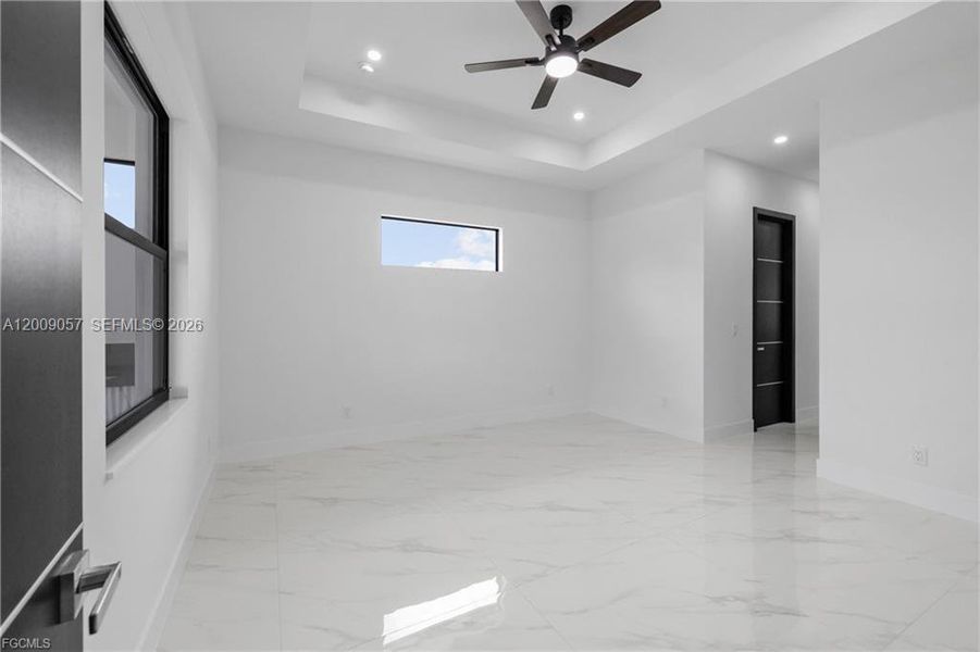Spacious, unfurnished interior of a new home in , Cape Coral (Image 27).