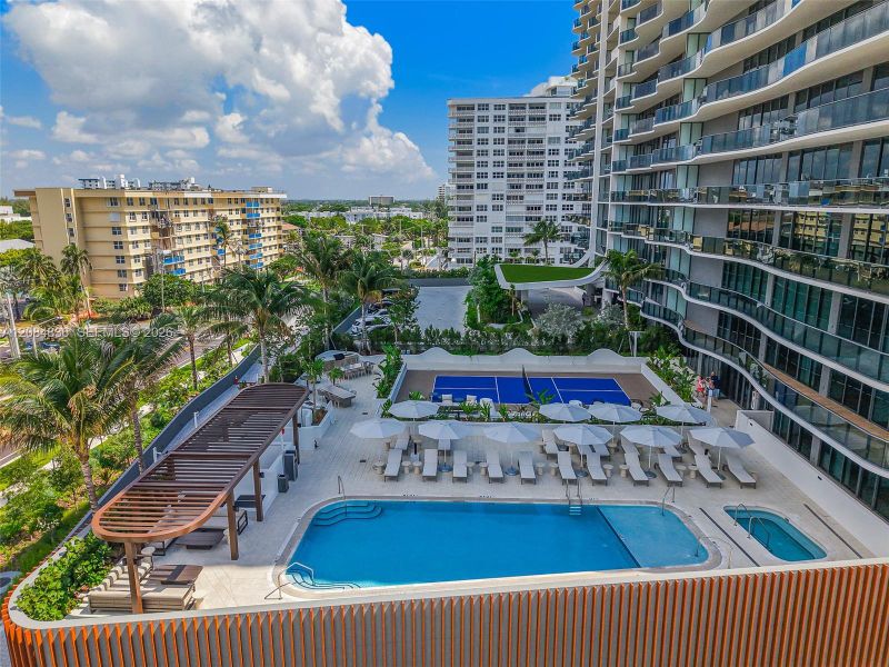 Condo located in Pompano Beach, FL showcasing its design and architecture (Image 27).