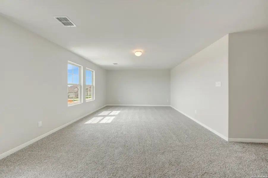 Spacious, unfurnished interior of a new home in Mesquite Ridge, San Antonio (Image 28).