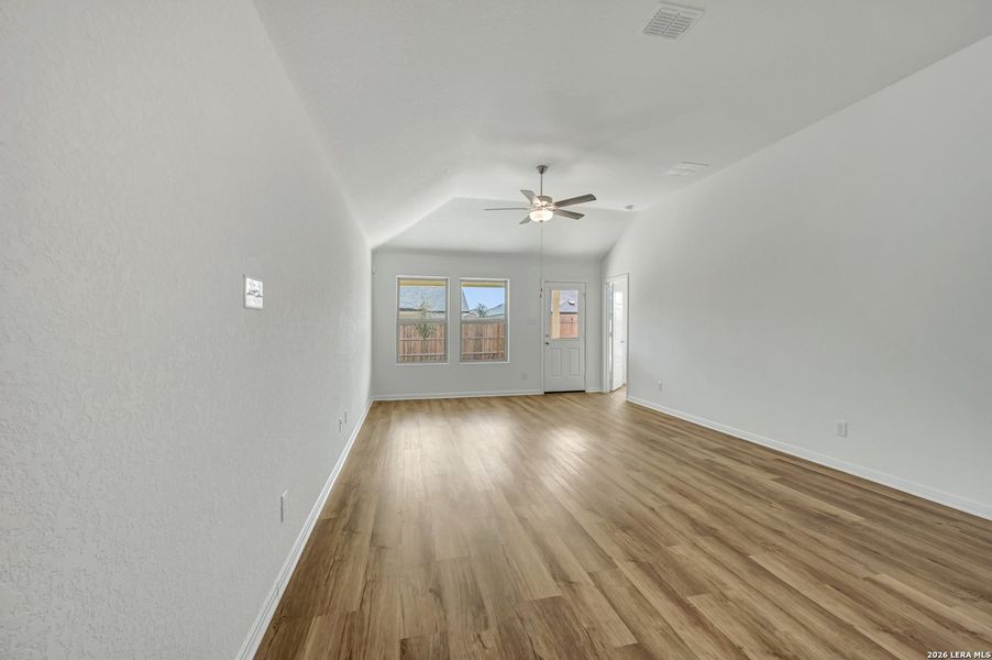 Spacious, unfurnished interior of a new home in Winding Brook, San Antonio (Image 25).