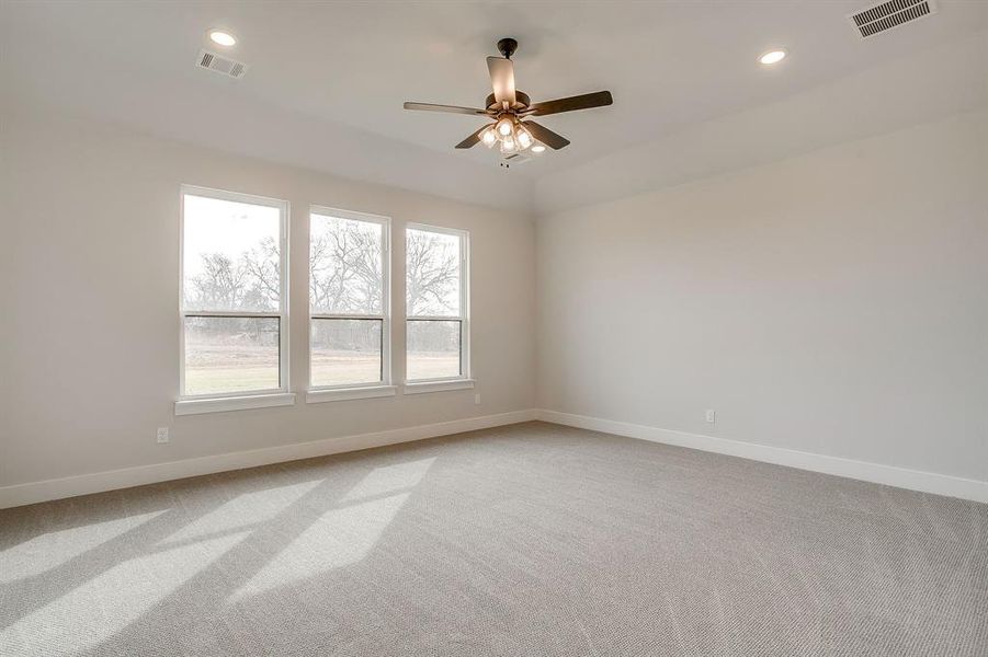 Spacious, unfurnished interior of a new home in Waterfall Ranch, Waxahachie (Image 34).