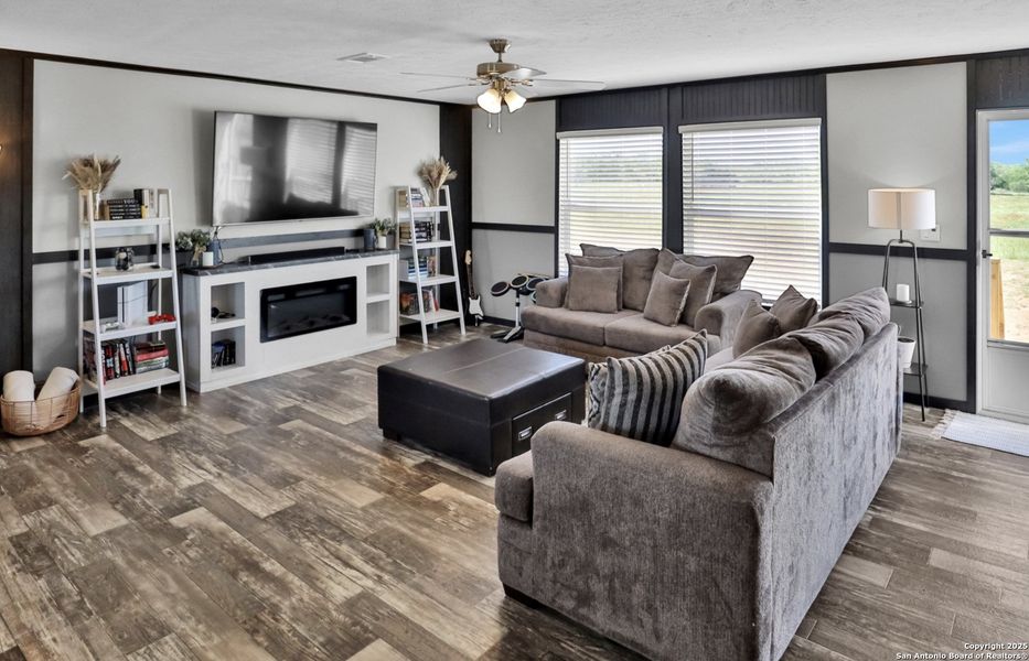 Furnished interior view inside a new home in , Bandera (Image 9).