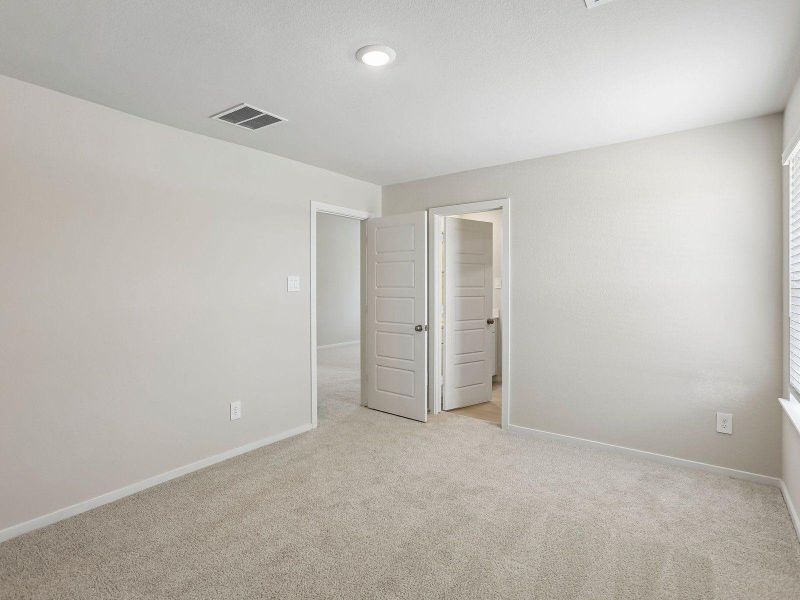 Spacious, unfurnished interior of a new home in Heights of Barbers Hill, Baytown (Image 30).