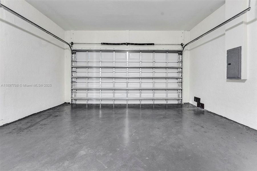 Spacious, unfurnished interior of a new home in , Hollywood (Image 18).