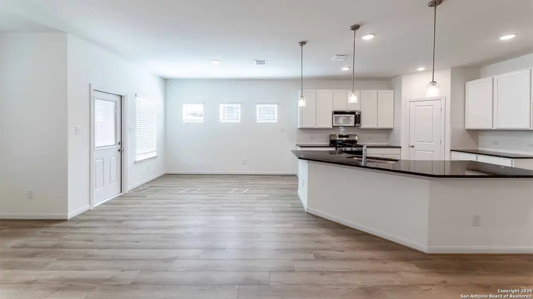 Spacious, unfurnished interior of a new home in Mesa Vista, Von Ormy (Image 10).