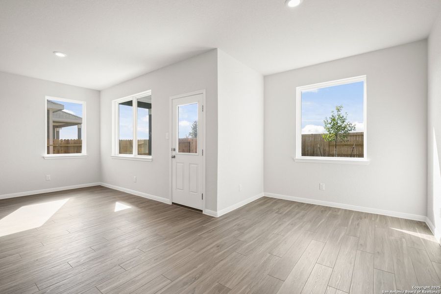 Spacious, unfurnished interior of a new home in Timber Creek, San Antonio (Image 14).