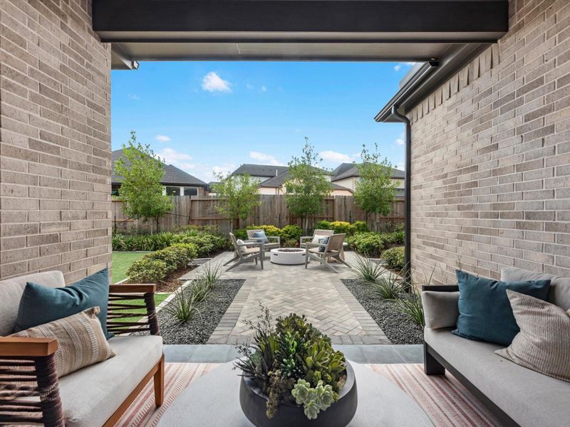 Exterior details and patio area of a home in Tompkins Reserve, Katy (Image 20).