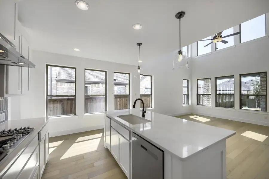 6028 Silverstein - Kitchen