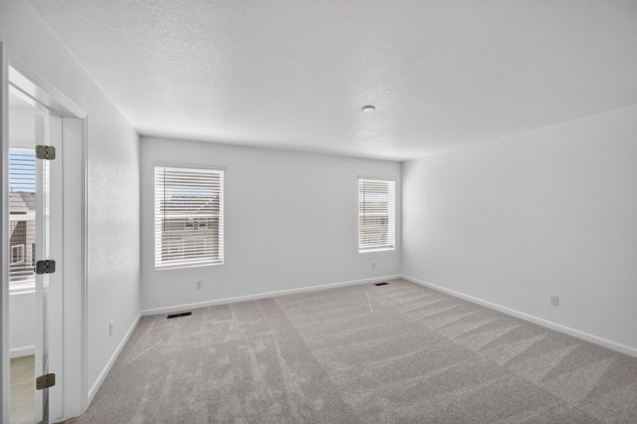 Spacious, unfurnished interior of a new home in Sky Ranch, Aurora (Image 11).