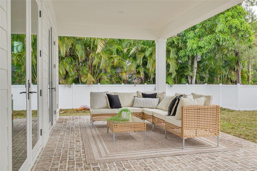 Exterior details and patio area of a home in , St. Petersburg (Image 3).