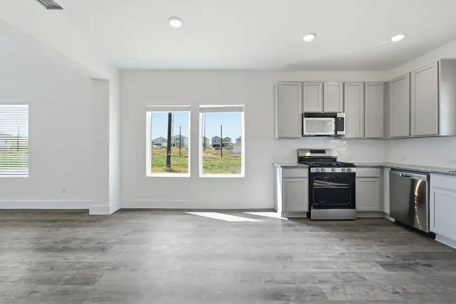 Spacious, unfurnished interior of a new home in Garden Grove, San Antonio (Image 18).