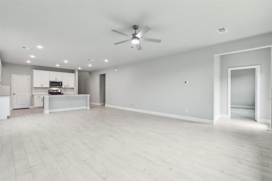 Spacious, unfurnished interior of a new home in Santorini, Seagoville (Image 13).