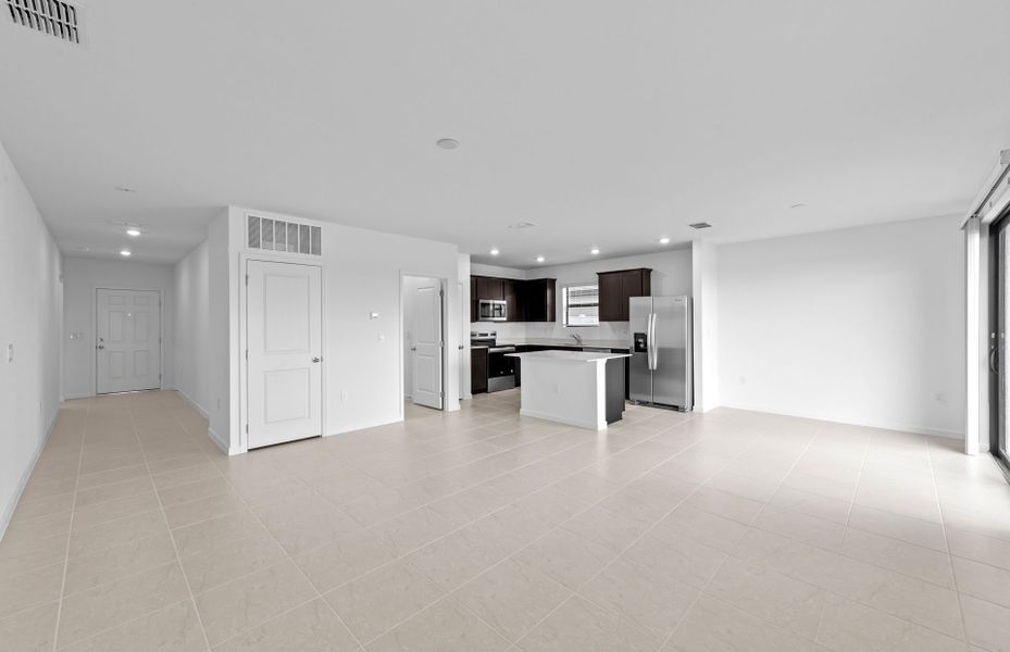 Spacious, unfurnished interior of a new home in Caloosa Cove, Labelle (Image 12).
