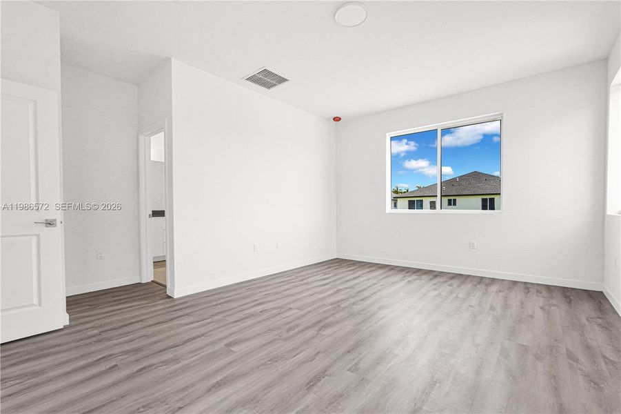 Spacious, unfurnished interior of a new home in , Miami (Image 66).