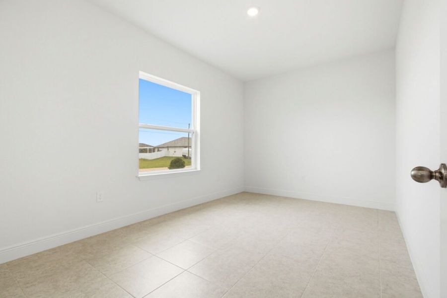 Spacious, unfurnished interior of a new home in Cape Coral, Cape Coral (Image 14).
