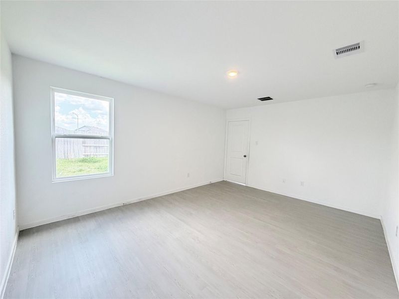 Spacious, unfurnished interior of a new home in Anniston, Katy (Image 11).