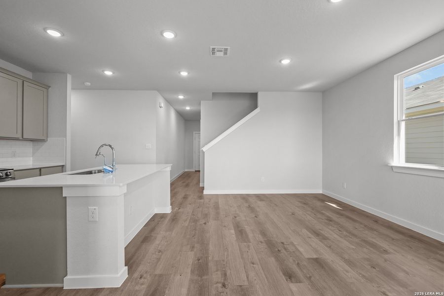 Spacious, unfurnished interior of a new home in Hiddenbrooke, Seguin (Image 27).