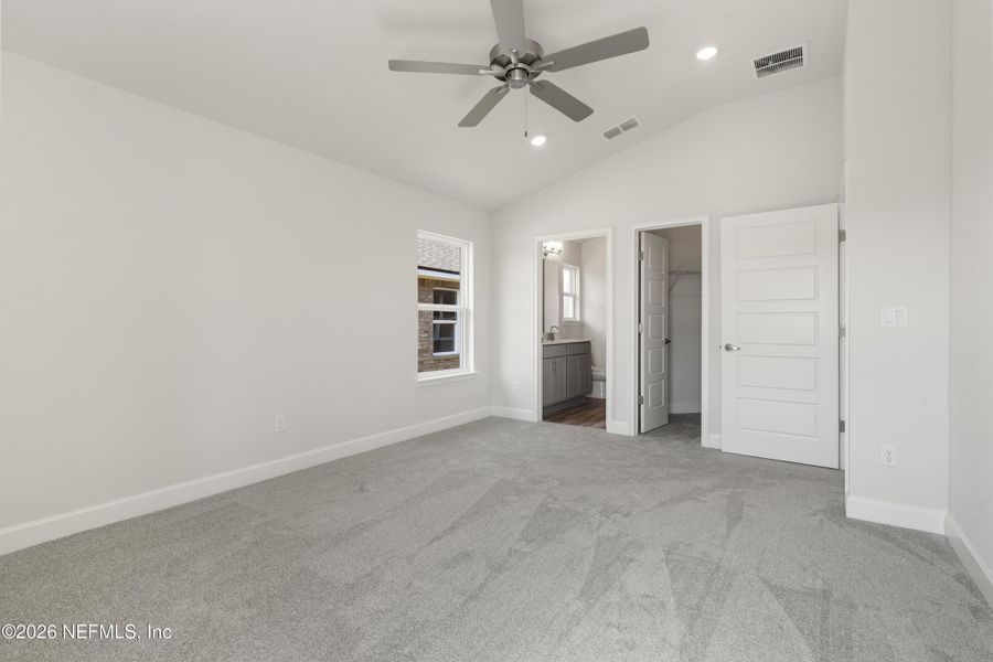 Spacious, unfurnished interior of a new home in , Green Cove Springs (Image 15).