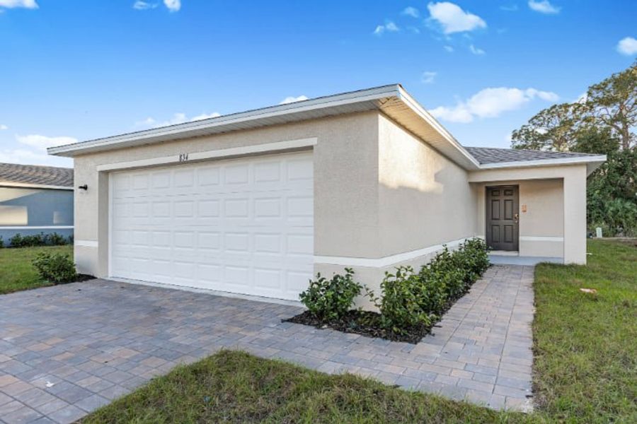 Exterior details and patio area of a home in Belle Arbor, Labelle (Image 3).
