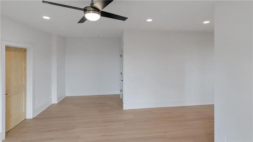 Spacious, unfurnished interior of a new home in , Jasper (Image 21).