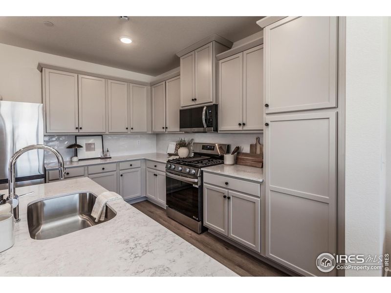 EXAMPLE PHOTO: KITCHEN W/ S.S. APPLIANCES