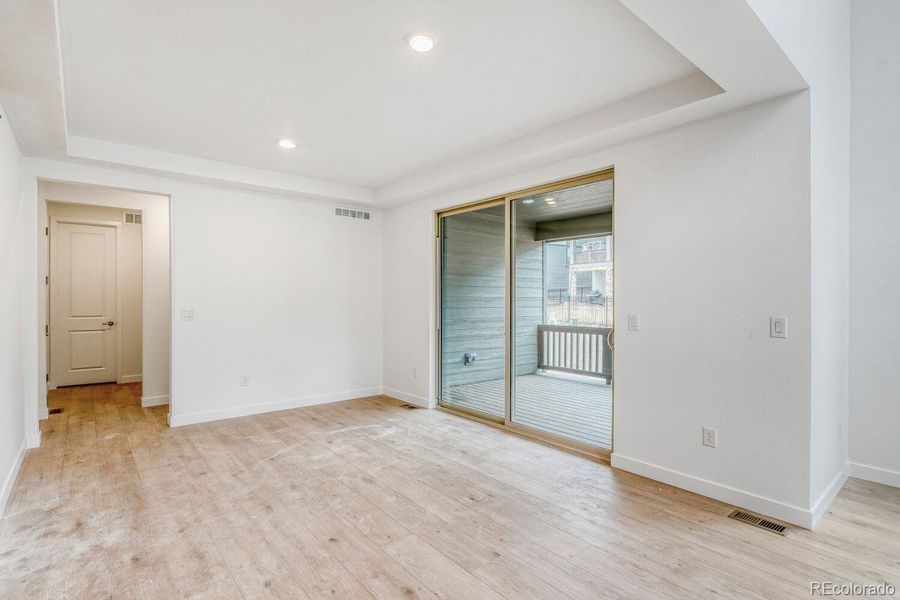 Spacious, unfurnished interior of a new home in Red Rocks Ranch, Morrison (Image 11).
