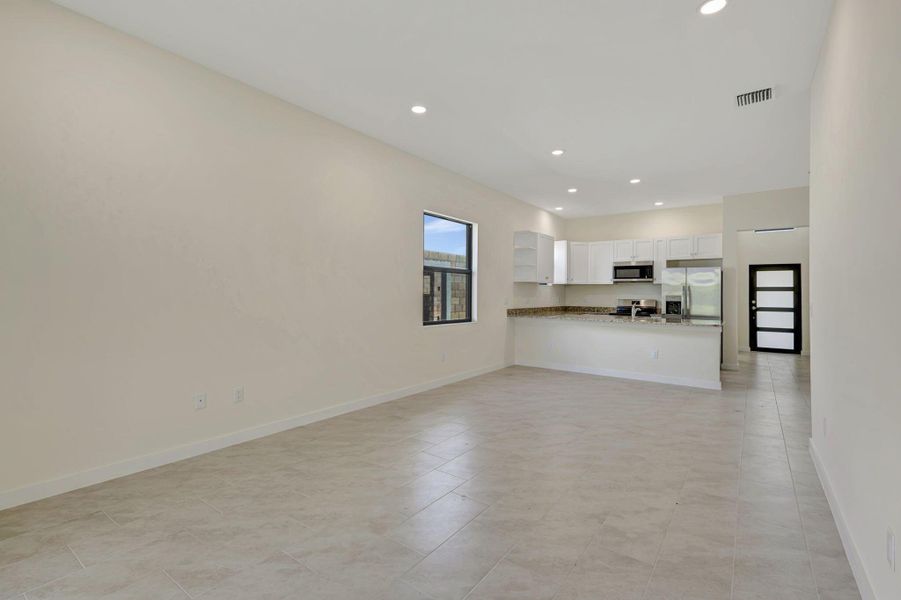 Spacious, unfurnished interior of a new home in , Indiantown (Image 10).