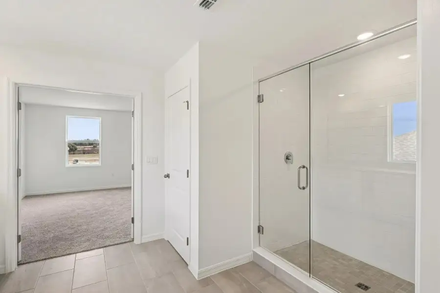 Spacious, unfurnished interior of a new home in Northlake at Ovation, Winter Garden (Image 29).