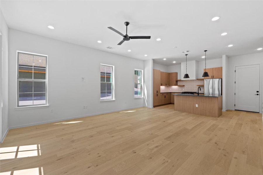 Spacious, unfurnished interior of a new home in Hacienda, Austin (Image 24).