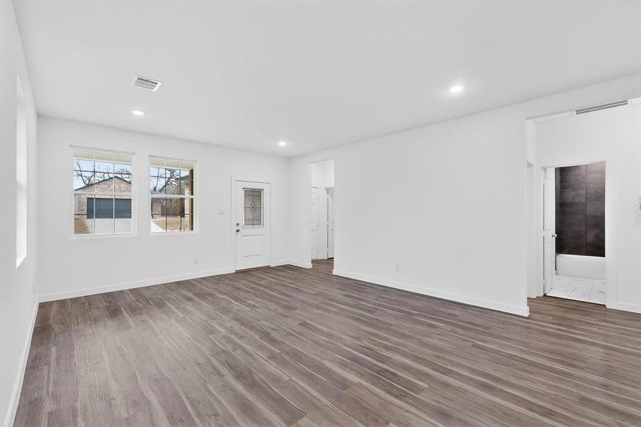 Spacious, unfurnished interior of a new home in , Dallas (Image 12).