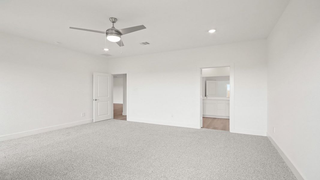 Spacious, unfurnished interior of a new home in Riverside Estates, Mont Belvieu (Image 19).