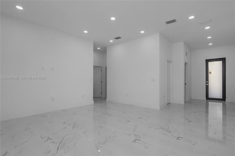 Spacious, unfurnished interior of a new home in , Cape Coral (Image 19).