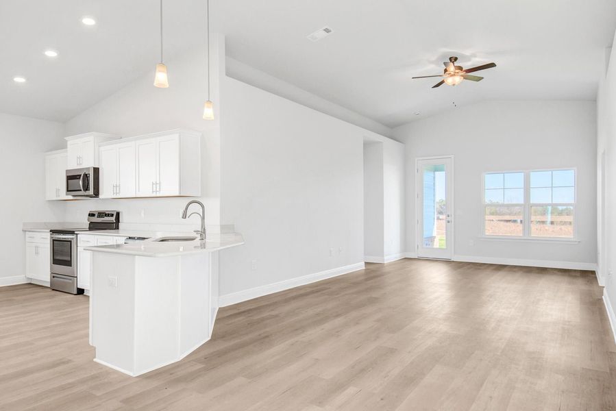 Spacious, unfurnished interior of a new home in The Bluffs at Lafayette, Freeport (Image 12).