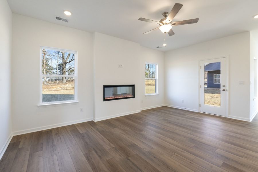 Spacious, unfurnished interior of a new home in Jackson Hills, Clarksville (Image 19).