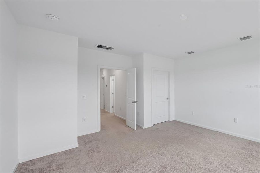 Spacious, unfurnished interior of a new home in , Sarasota (Image 28).