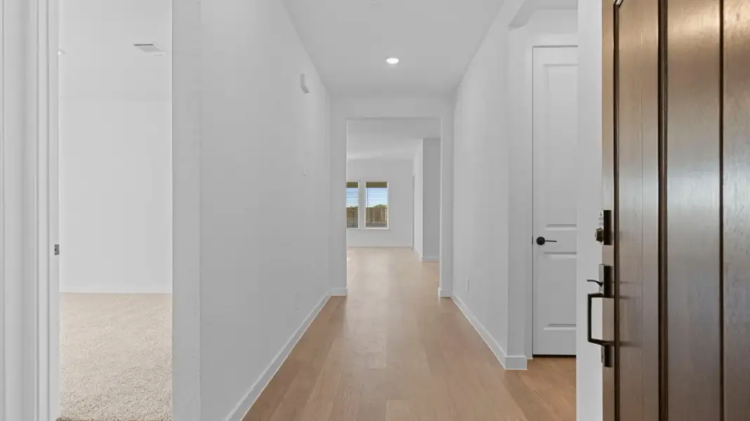 Spacious, unfurnished interior of a new home in Lago Mar 55' Homesites, Texas City (Image 14).