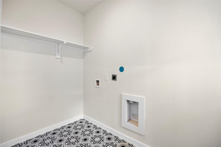 Spacious, unfurnished interior of a new home in Creekhaven, Iowa Colony (Image 26).